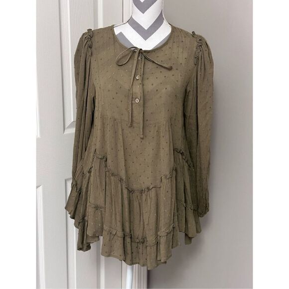 easel Tops - Pretty tiered ruffle blouse NWT